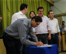 O governador Carlos Massa Ratinho Junior  assina ordem de serviço para construção de Escola em Mauá da Serra nesta quarta-feira (10).  Mauá da Serra, 10/04/2019 -  Foto: Geraldo Bubniak/ANPr