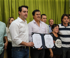 O governador Carlos Massa Ratinho Junior  assina ordem de serviço para construção de Escola em Mauá da Serra nesta quarta-feira (10).  Mauá da Serra, 10/04/2019 -  Foto: Geraldo Bubniak/ANPr