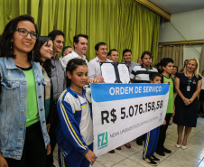 O governador Carlos Massa Ratinho Junior  assina ordem de serviço para construção de Escola em Mauá da Serra nesta quarta-feira (10).  Mauá da Serra, 10/04/2019 -  Foto: Geraldo Bubniak/ANPr