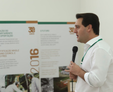  Também em Mauá da Serra, Ratinho Junior visitou as instalações da SL Alimentos, uma das maiores produtoras de aveia da América Latina. No local, ele reforçou o compromisso do Estado com o setor produtivo. “Estamos construindo aqui no Paraná um ambiente para que as indústrias possam crescer e gerar cada vez mais empregos”, disse. Foto: Rodrigo Felix Leal/ANPr