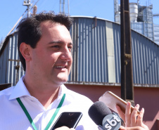  Também em Mauá da Serra, Ratinho Junior visitou as instalações da SL Alimentos, uma das maiores produtoras de aveia da América Latina. No local, ele reforçou o compromisso do Estado com o setor produtivo. “Estamos construindo aqui no Paraná um ambiente para que as indústrias possam crescer e gerar cada vez mais empregos”, disse. Foto: Rodrigo Felix Leal/ANPr