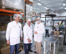  Também em Mauá da Serra, Ratinho Junior visitou as instalações da SL Alimentos, uma das maiores produtoras de aveia da América Latina. No local, ele reforçou o compromisso do Estado com o setor produtivo. “Estamos construindo aqui no Paraná um ambiente para que as indústrias possam crescer e gerar cada vez mais empregos”, disse. Foto: Rodrigo Felix Leal/ANPr