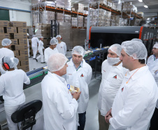  Também em Mauá da Serra, Ratinho Junior visitou as instalações da SL Alimentos, uma das maiores produtoras de aveia da América Latina. No local, ele reforçou o compromisso do Estado com o setor produtivo. “Estamos construindo aqui no Paraná um ambiente para que as indústrias possam crescer e gerar cada vez mais empregos”, disse. Foto: Rodrigo Felix Leal/ANPr