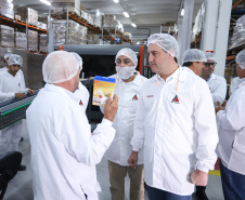 Também em Mauá da Serra, Ratinho Junior visitou as instalações da SL Alimentos, uma das maiores produtoras de aveia da América Latina. No local, ele reforçou o compromisso do Estado com o setor produtivo. “Estamos construindo aqui no Paraná um ambiente para que as indústrias possam crescer e gerar cada vez mais empregos”, disse. Foto: Rodrigo Felix Leal/ANPr