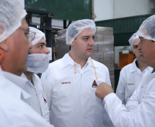  Também em Mauá da Serra, Ratinho Junior visitou as instalações da SL Alimentos, uma das maiores produtoras de aveia da América Latina. No local, ele reforçou o compromisso do Estado com o setor produtivo. “Estamos construindo aqui no Paraná um ambiente para que as indústrias possam crescer e gerar cada vez mais empregos”, disse. Foto: Rodrigo Felix Leal/ANPr