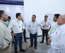  Também em Mauá da Serra, Ratinho Junior visitou as instalações da SL Alimentos, uma das maiores produtoras de aveia da América Latina. No local, ele reforçou o compromisso do Estado com o setor produtivo. “Estamos construindo aqui no Paraná um ambiente para que as indústrias possam crescer e gerar cada vez mais empregos”, disse. Foto: Rodrigo Felix Leal/ANPr