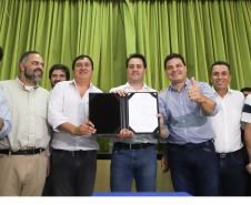 O município de Mauá da Serra, no Vale do Ivaí, ganhará uma nova escola estadual. O governador Carlos Massa Ratinho Junior esteve no município nesta quarta-feira (10) para assinar a ordem de serviço para a construção do Colégio Estadual Vilson Miranda, que terá capacidade para 840 estudantes. O investimento é de R$ 5 milhões.  -  Mauá da Serra, 10/04/2019  -  Foto: Rodrigo Félix Leal/ANPr