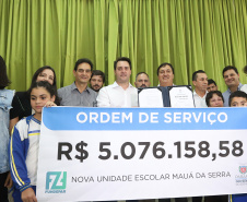 O município de Mauá da Serra, no Vale do Ivaí, ganhará uma nova escola estadual. O governador Carlos Massa Ratinho Junior esteve no município nesta quarta-feira (10) para assinar a ordem de serviço para a construção do Colégio Estadual Vilson Miranda, que terá capacidade para 840 estudantes. O investimento é de R$ 5 milhões.  -  Mauá da Serra, 10/04/2019  -  Foto: Rodrigo Félix Leal/ANPr