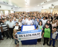 O município de Mauá da Serra, no Vale do Ivaí, ganhará uma nova escola estadual. O governador Carlos Massa Ratinho Junior esteve no município nesta quarta-feira (10) para assinar a ordem de serviço para a construção do Colégio Estadual Vilson Miranda, que terá capacidade para 840 estudantes. O investimento é de R$ 5 milhões.  -  Mauá da Serra, 10/04/2019  -  Foto: Rodrigo Félix Leal/ANPr