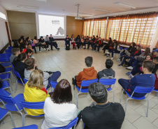 A professora de sociologia, Priscila Matos Drosoek, profere palestra sobre bullying no Colégio Estadual São Cristovão, em São José dos Pinhais.São José do Pinhais, 10-04-19.Foto: Arnaldo Alves / ANPr.