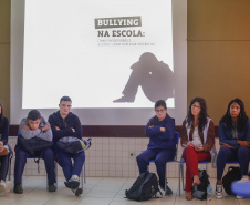 A professora de sociologia, Priscila Matos Drosoek, profere palestra sobre bullying no Colégio Estadual São Cristovão, em São José dos Pinhais.São José do Pinhais, 10-04-19.Foto: Arnaldo Alves / ANPr.
