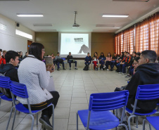 A professora de sociologia, Priscila Matos Drosoek, profere palestra sobre bullying no Colégio Estadual São Cristovão, em São José dos Pinhais.São José do Pinhais, 10-04-19.Foto: Arnaldo Alves / ANPr.