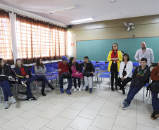 A professora de sociologia, Priscila Matos Drosoek, profere palestra sobre bullying no Colégio Estadual São Cristovão, em São José dos Pinhais.São José do Pinhais, 10-04-19.Foto: Arnaldo Alves / ANPr.