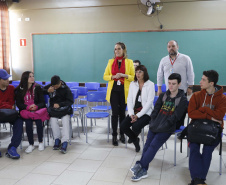 A professora de sociologia, Priscila Matos Drosoek, profere palestra sobre bullying no Colégio Estadual São Cristovão, em São José dos Pinhais.São José do Pinhais, 10-04-19.Foto: Arnaldo Alves / ANPr.