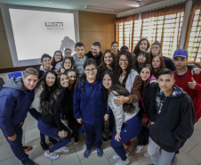 A professora de sociologia, Priscila Matos Drosoek, profere palestra sobre bullying no Colégio Estadual São Cristovão, em São José dos Pinhais.São José do Pinhais, 10-04-19.Foto: Arnaldo Alves / ANPr.