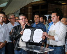 O governador Carlos Massa Ratinho Junior  assina ato que instala o Governo na Expolondrina nesta quarta-feira (10).  Londrina, 10/04/2019 -  Foto: Geraldo Bubniak/ANPr