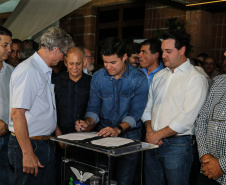 O governador Carlos Massa Ratinho Junior  assina ato que instala o Governo na Expolondrina nesta quarta-feira (10).  Londrina, 10/04/2019 -  Foto: Geraldo Bubniak/ANPr