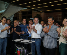O governador Carlos Massa Ratinho Junior  assina ato que instala o Governo na Expolondrina nesta quarta-feira (10).  Londrina, 10/04/2019 -  Foto: Geraldo Bubniak/ANPr