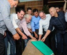 O governador Carlos Massa Ratinho Junior  assina ato que instala o Governo na Expolondrina nesta quarta-feira (10).  Londrina, 10/04/2019 -  Foto: Geraldo Bubniak/ANPr