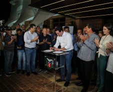 O governador Carlos Massa Ratinho Junior  assina ato que instala o Governo na Expolondrina nesta quarta-feira (10).  Londrina, 10/04/2019 -  Foto: Geraldo Bubniak/ANPr