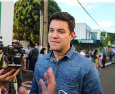 O governador Carlos Massa Ratinho Junior  assina ato que instala o Governo na Expolondrina nesta quarta-feira (10). Na foto, o secretário chefe da Casa Civil, Guto Silva.  -   Londrina, 10/04/2019 -  Foto: Geraldo Bubniak/ANPr