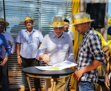 O vice governador Darci Piana faz a  entrega de tratores para agricultores familiares. Os equipamentos são do programa Trator Solidário, na Expolondrina nesta quinta-feira (11).  Londrina, 11/04/2019 -  Foto: Geraldo Bubniak/ANPr