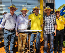 O vice governador Darci Piana faz a  entrega de tratores para agricultores familiares. Os equipamentos são do programa Trator Solidário, na Expolondrina nesta quinta-feira (11).  Londrina, 11/04/2019 -  Foto: Geraldo Bubniak/ANPr
