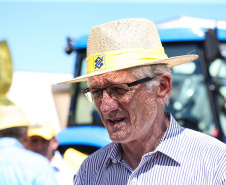 O vice governador Darci Piana faz a  entrega de tratores para agricultores familiares. Os equipamentos são do programa Trator Solidário, na Expolondrina nesta quinta-feira (11).  Londrina, 11/04/2019 -  Foto: Geraldo Bubniak/ANPr