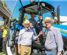 O vice governador Darci Piana faz a  entrega de tratores para agricultores familiares. Os equipamentos são do programa Trator Solidário, na Expolondrina nesta quinta-feira (11).  Londrina, 11/04/2019 -  Foto: Geraldo Bubniak/ANPr