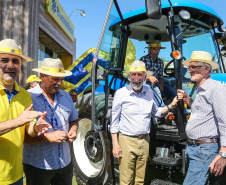O vice governador Darci Piana faz a  entrega de tratores para agricultores familiares. Os equipamentos são do programa Trator Solidário, na Expolondrina nesta quinta-feira (11).  Londrina, 11/04/2019 -  Foto: Geraldo Bubniak/ANPr
