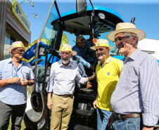 O vice governador Darci Piana faz a  entrega de tratores para agricultores familiares. Os equipamentos são do programa Trator Solidário, na Expolondrina nesta quinta-feira (11).  Londrina, 11/04/2019 -  Foto: Geraldo Bubniak/ANPr