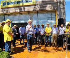 O vice governador Darci Piana faz a  entrega de tratores para agricultores familiares. Os equipamentos são do programa Trator Solidário, na Expolondrina nesta quinta-feira (11).  Londrina, 11/04/2019 -  Foto: Geraldo Bubniak/ANPr