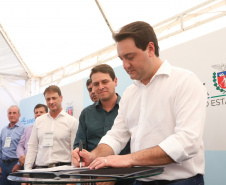 O governador Carlos Massa Ratinho Junior e o presidente da Sanepar, Cláudio Stábile, inauguraram nesta quinta-feira (11) um novo sistema de abastecimento de água em Londrina, capaz de atender quaisquer emergências ou inconstâncias na cidade. -  Londrina, 11/04/2019  -  Foto: Rodrigo Felix Leal/ANPr