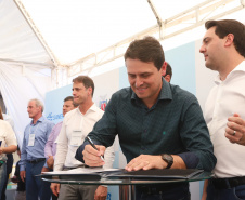 O governador Carlos Massa Ratinho Junior e o presidente da Sanepar, Cláudio Stábile, inauguraram nesta quinta-feira (11) um novo sistema de abastecimento de água em Londrina, capaz de atender quaisquer emergências ou inconstâncias na cidade. Londrina, 11/04/2019  -  Foto: Rodrigo Felix Leal/ANPr