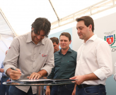 O governador Carlos Massa Ratinho Junior e o presidente da Sanepar, Cláudio Stábile, inauguraram nesta quinta-feira (11) um novo sistema de abastecimento de água em Londrina, capaz de atender quaisquer emergências ou inconstâncias na cidade.  Londrina, 11/04/2019  -  Foto: Rodrigo Felix Leal/ANPr