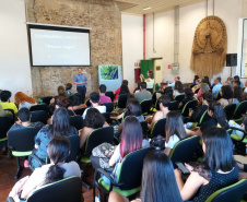 Representantes da comunidade pesqueira de Paranaguá e estudantes universitários participaram, nesta quinta-feira (11), do Seminário de Pesca promovido pelos Portos do Paraná. Com lotação completa no auditório do Museu de Arqueologia e Etnologia (MAE), o primeiro encontro para a devolutiva dos dados de quatro anos de monitoramento foi bastante produtivo. Foto: APPA