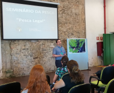 Representantes da comunidade pesqueira de Paranaguá e estudantes universitários participaram, nesta quinta-feira (11), do Seminário de Pesca promovido pelos Portos do Paraná. Com lotação completa no auditório do Museu de Arqueologia e Etnologia (MAE), o primeiro encontro para a devolutiva dos dados de quatro anos de monitoramento foi bastante produtivo. Foto: APPA