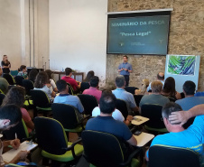 Representantes da comunidade pesqueira de Paranaguá e estudantes universitários participaram, nesta quinta-feira (11), do Seminário de Pesca promovido pelos Portos do Paraná. Com lotação completa no auditório do Museu de Arqueologia e Etnologia (MAE), o primeiro encontro para a devolutiva dos dados de quatro anos de monitoramento foi bastante produtivo. Foto: APPA