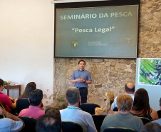 Representantes da comunidade pesqueira de Paranaguá e estudantes universitários participaram, nesta quinta-feira (11), do Seminário de Pesca promovido pelos Portos do Paraná. Com lotação completa no auditório do Museu de Arqueologia e Etnologia (MAE), o primeiro encontro para a devolutiva dos dados de quatro anos de monitoramento foi bastante produtivo. Foto: APPA