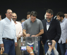 O governador Carlos Massa Ratinho Junior afirmou nesta sexta-feira (12), em encontro com prefeitos de cidades da região Norte, realizado na ExpoLondrina, que o programa de transferência da sede administrativa para cidades do interior fortalece a presença do governo junto à população e agiliza o encaminhamento das demandas regionais.  -  Londrina, 12/04/2019  -  Foto: Rodrigo Félix Leal/ANPr