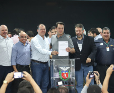 O governador Carlos Massa Ratinho Junior afirmou nesta sexta-feira (12), em encontro com prefeitos de cidades da região Norte, realizado na ExpoLondrina, que o programa de transferência da sede administrativa para cidades do interior fortalece a presença do governo junto à população e agiliza o encaminhamento das demandas regionais.  -  Londrina, 12/04/2019  -  Foto: Rodrigo Félix Leal/ANPr