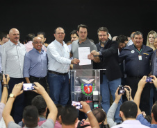 O governador Carlos Massa Ratinho Junior afirmou nesta sexta-feira (12), em encontro com prefeitos de cidades da região Norte, realizado na ExpoLondrina, que o programa de transferência da sede administrativa para cidades do interior fortalece a presença do governo junto à população e agiliza o encaminhamento das demandas regionais.  -  Londrina, 12/04/2019  -  Foto: Rodrigo Félix Leal/ANPr