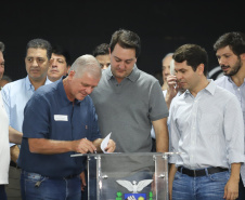 O governador Carlos Massa Ratinho Junior afirmou nesta sexta-feira (12), em encontro com prefeitos de cidades da região Norte, realizado na ExpoLondrina, que o programa de transferência da sede administrativa para cidades do interior fortalece a presença do governo junto à população e agiliza o encaminhamento das demandas regionais.  -  Londrina, 12/04/2019  -  Foto: Rodrigo Félix Leal/ANPr