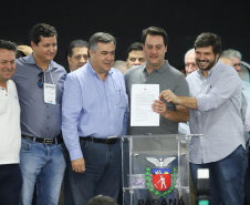 O governador Carlos Massa Ratinho Junior afirmou nesta sexta-feira (12), em encontro com prefeitos de cidades da região Norte, realizado na ExpoLondrina, que o programa de transferência da sede administrativa para cidades do interior fortalece a presença do governo junto à população e agiliza o encaminhamento das demandas regionais.  -  Londrina, 12/04/2019  -  Foto: Rodrigo Félix Leal/ANPr