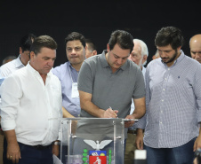 O governador Carlos Massa Ratinho Junior afirmou nesta sexta-feira (12), em encontro com prefeitos de cidades da região Norte, realizado na ExpoLondrina, que o programa de transferência da sede administrativa para cidades do interior fortalece a presença do governo junto à população e agiliza o encaminhamento das demandas regionais.  -  Londrina, 12/04/2019  -  Foto: Rodrigo Félix Leal/ANPr