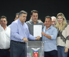 O governador Carlos Massa Ratinho Junior afirmou nesta sexta-feira (12), em encontro com prefeitos de cidades da região Norte, realizado na ExpoLondrina, que o programa de transferência da sede administrativa para cidades do interior fortalece a presença do governo junto à população e agiliza o encaminhamento das demandas regionais.  -  Londrina, 12/04/2019  -  Foto: Rodrigo Félix Leal/ANPr