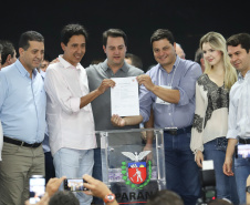O governador Carlos Massa Ratinho Junior afirmou nesta sexta-feira (12), em encontro com prefeitos de cidades da região Norte, realizado na ExpoLondrina, que o programa de transferência da sede administrativa para cidades do interior fortalece a presença do governo junto à população e agiliza o encaminhamento das demandas regionais.  -  Londrina, 12/04/2019  -  Foto: Rodrigo Félix Leal/ANPr