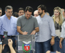 O governador Carlos Massa Ratinho Junior afirmou nesta sexta-feira (12), em encontro com prefeitos de cidades da região Norte, realizado na ExpoLondrina, que o programa de transferência da sede administrativa para cidades do interior fortalece a presença do governo junto à população e agiliza o encaminhamento das demandas regionais.  -  Londrina, 12/04/2019  -  Foto: Rodrigo Félix Leal/ANPr