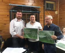A Secretaria do Desenvolvimento Sustentável e Turismo promoveu nesta semana diversas ações em Londrina, Sertaneja e Centenário do Sul. Houve o plantio de árvores e soltura de peixes, além da Tenda da Sustentabilidade com exposição didática para as crianças e distribuição de materiais de educação ambiental. As ações fazem parte do Programa Educação Ambiental para Bacias Hidrográficas.  -  Londrina, 11/-4/2019  -  Foto: Dênis Ferreira Netto/SEDEST