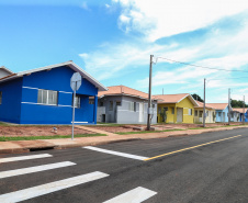O governador Carlos Massa Ratinho Junior participa nesta sexta-feira (12) da inauguração do residencial Manoel Bono Belascuzas e entrega as chaves da casa própria para 44 famílias de Nova Londrina, no Noroeste do Estado. O empreendimento foi construído em um trabalho integrado do Governo do Estado, por meio da Cohapar, Copel e Sanepar, com o governo federal e a prefeitura.  Nova Londrina, 12/04/2019 -  Foto: Geraldo Bubniak/ANPr